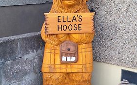 Ella'S Hoose